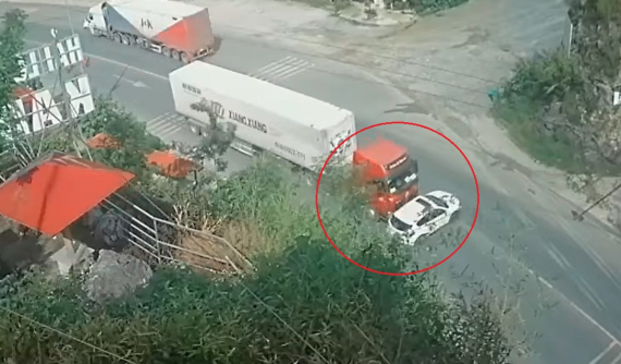 Video: Sau va chạm với xe container, nữ tài xế lái Mazda CX-5 tông tiếp vào vách núi tại Lạng Sơn