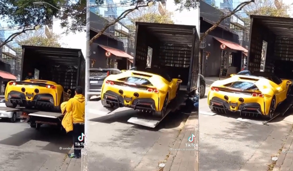 Khoảnh khắc siêu xe Ferrari SF90 Stradale rơi từ xe tải xuống đường khiến không ít người xót của