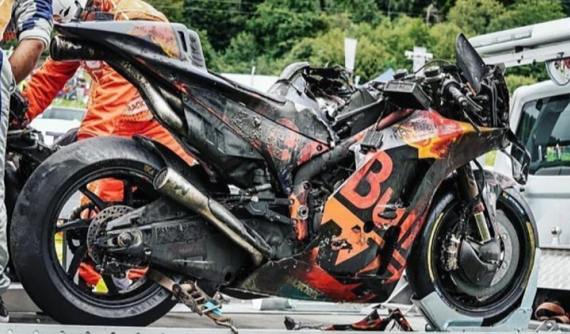 Xe đua bạc tỷ bốc cháy trên trường đua MotoGP khiến các fan xót xa
