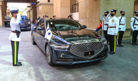 Không dùng Mercedes-Maybach S-Class, Tiểu vương Malaysia lại chọn Genesis G90 Limousine làm phương tiện di chuyển