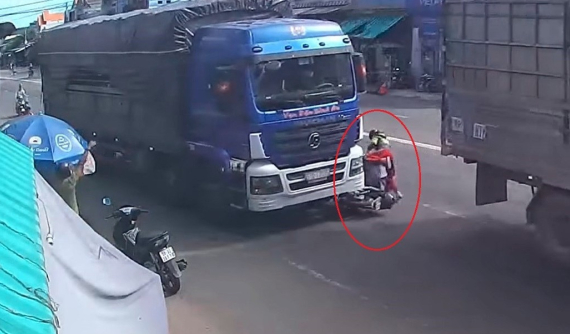 Video: Người phụ nữ đi xe máy suýt bị cuốn vào gầm ô tô tải trong vụ tai nạn tại Quảng Ngãi