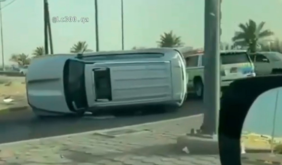 Thêm chiếc Toyota Land Cruiser 2022 "mới toanh" gặp nạn, lần này còn bị lật ngang