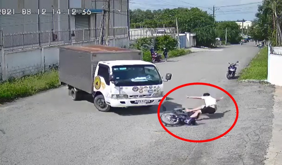 Video: Xe ô tô tải sang đường thiếu quan sát, va chạm với xe máy khiến 1 người nguy kịch