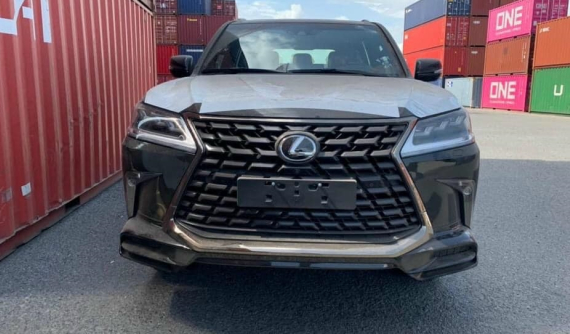 "Chuyên cơ mặt đất" Lexus LX570 phiên bản Black Edition 2021 đầu tiên về nước, giá trải nghiệm gần 10 tỷ đồng