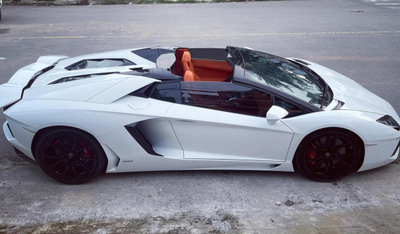 Lamborghini Aventador mui trần được chủ nhân cho thay áo nội thất, tông màu cam đất làm điểm nhấn