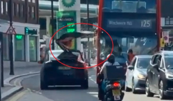 Video: Không đóng cửa "cánh chim" khi chạy trên đường, Tesla Model X làm vỡ kính lái của xe buýt