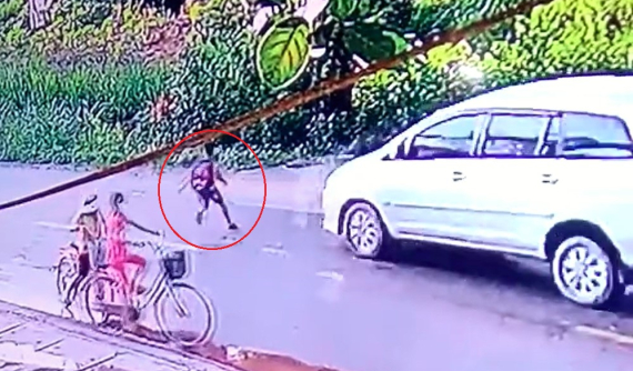 Video: Va chạm với ô tô Toyota Innova khi chạy sang đường, bé trai 9 tuổi tử vong tại Bắc Giang