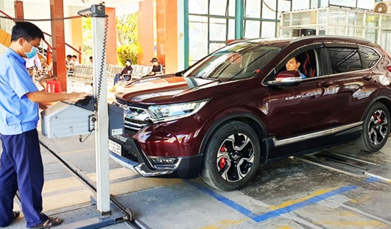 Từ 1/10 này, chủ xe ô tô đi đăng kiểm không cần xuất trình bảo hiểm trách nhiệm dân sự