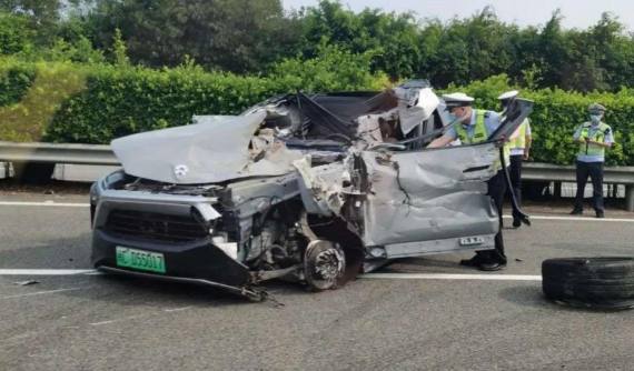 Tin tưởng hệ thống hỗ trợ lái, tài xế gặp tai nạn ở tốc độ cao, tử vong ngay lập tức