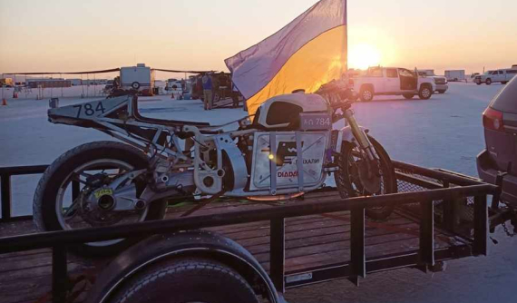 Giật mình với mô tô điện "tự chế" đạt vận tốc kỷ lục tại bình nguyên muối Bonneville