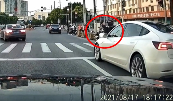 Khoảnh khắc xe Tesla bất ngờ tông vào đuôi thanh niên chạy xe máy khiến dân tình khó hiểu