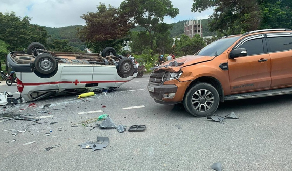 Video quay khoảnh khắc xe cứu thương "cắt mặt" xe đầu kéo, gây tai nạn liên hoàn tại Quảng Ninh