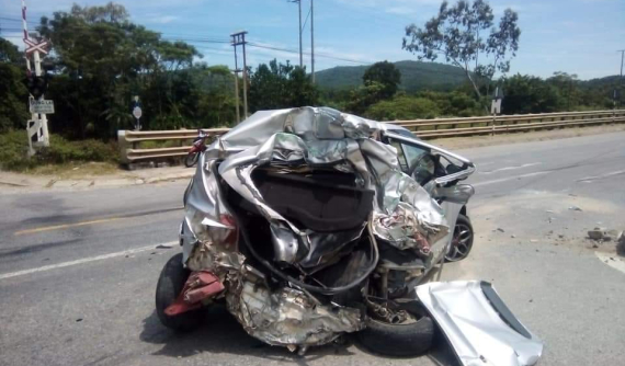 Video: Ô tô con Hyundai Grand i10 bị xe tải tông văng vào xe đầu kéo tại Thanh Hóa