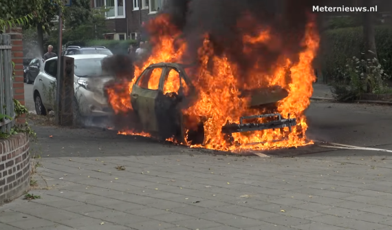 Xe điện Volkswagen ID.3 tự bốc cháy thành tro sau khi rút sạc không lâu