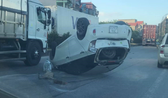 Video: Va chạm với xe ben đang chuyển làn, ô tô con Kia Morning "ngửa bụng" trên quốc lộ 1A