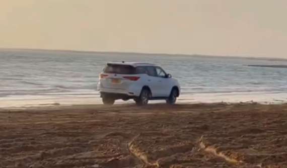 Video: Dùng "thánh lật" Toyota Fortuner để trổ tài drift trên bãi cát và cái kết dễ đoán