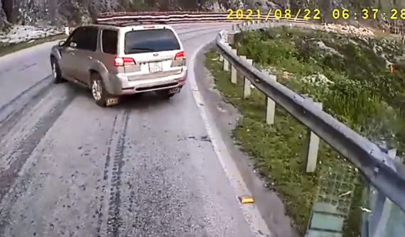 Video: Ford Escape xoay vài vòng trên đèo Đá Trắng, dân mạng nể kỹ năng xử lý của tài xế