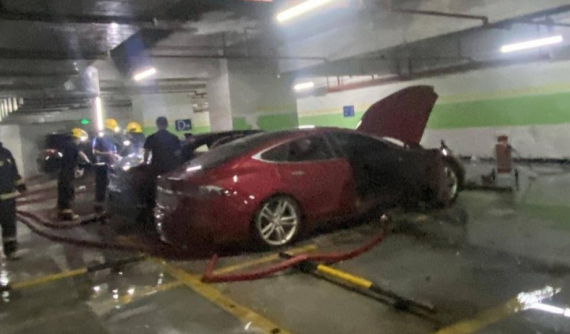 Thêm một chiếc Tesla Model S tự bốc cháy khi đang đỗ, nguyên nhân chưa xác định