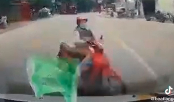 Video: Sang đường khuất tầm nhìn, người phụ nữ đi xe máy bị ô tô tải tông văng tại Lạng Sơn