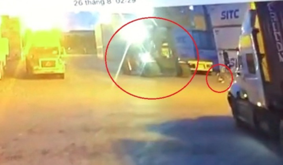 Video: Đang ngồi ở bãi trong cảng Đình Vũ, tài xế xe container bị xe nâng cán tử vong