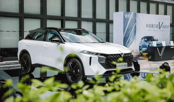 Liên doanh của Nissan tung ra SUV mới Venucia V-Online với logo như xe VinFast