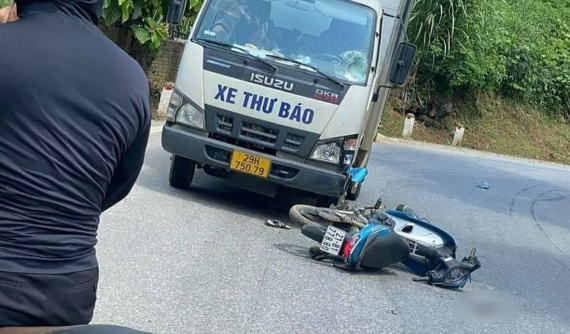 Video: Cô gái đi xe máy vượt ẩu, đối đầu xe thư báo trên quốc lộ 70