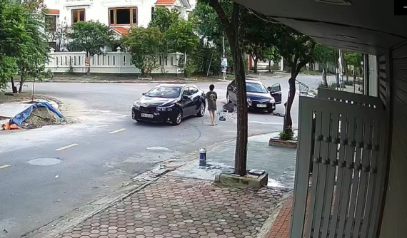 Video: Cô gái trẻ lái ô tô băng qua ngã tư, tông trúng chiếc Honda Civic tại Thanh Hóa