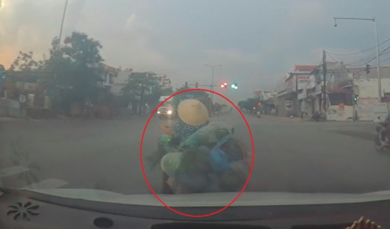 Video: Tránh người phụ nữ sang đường, xe container va chạm với ô tô con Toyota Vios tại Hải Phòng