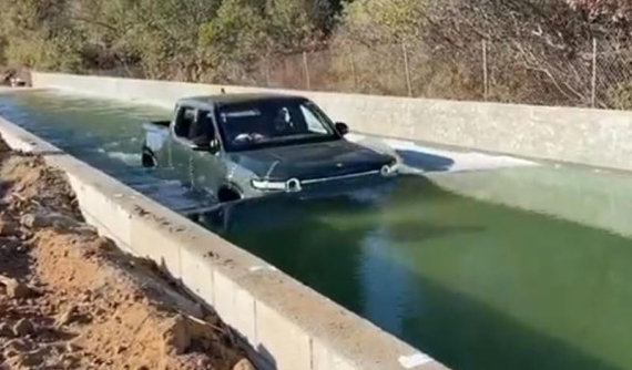 Bán tải điện Rivian R1T thể hiện khả năng lội nước cao gần cả mét trong video mới
