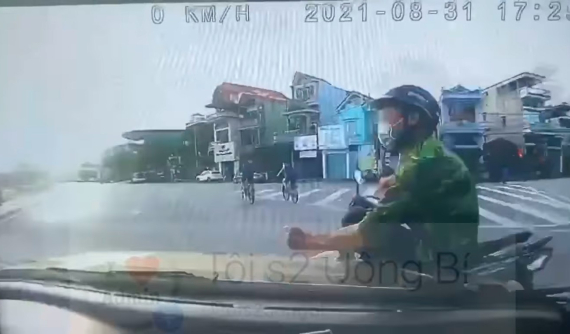 Video: Ô tô Honda hất văng người đi xe máy lên nắp ca-pô trong vụ tai nạn tại Quảng Ninh