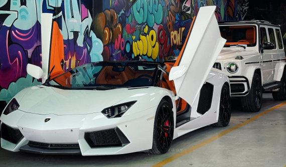 Cặp đôi siêu xe và SUV hạng sang này không chỉ đồng màu ngoại thất mà còn sở hữu khoang lái ấn tượng