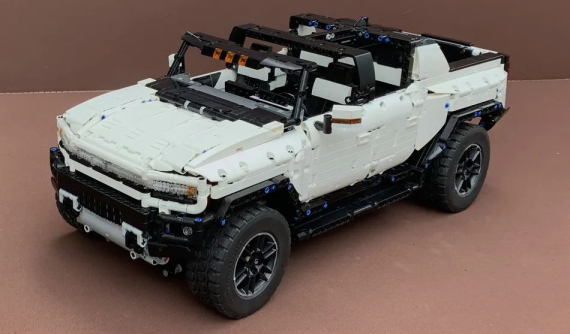 Người chơi Lego tự chế mô hình GMC Hummer EV với tính năng "bò ngang như cua" như xe thật