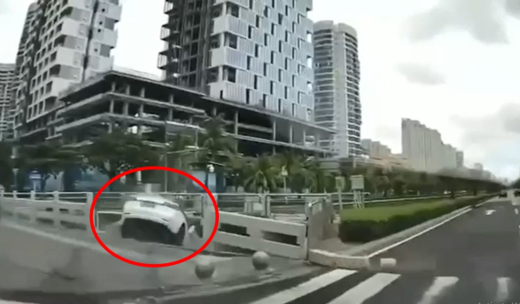 Video: Sau va chạm ở ngã tư, xe Tesla tông gãy lan can, lao xuống kênh