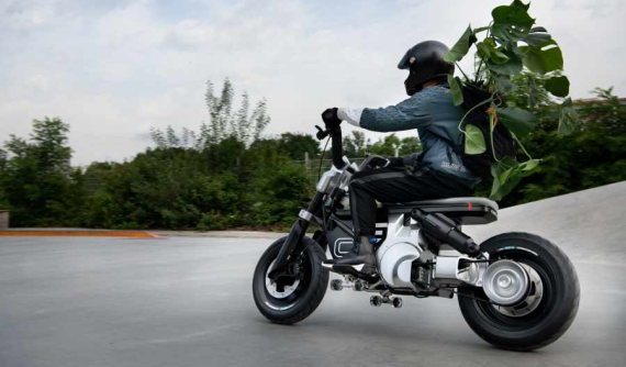 BMW ra mắt concept xe máy điện kết hợp ván trượt nghịch ngợm dành cho giới trẻ