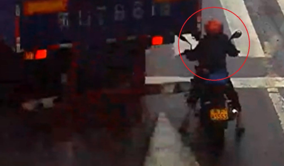 Video: Ô tô tải rẽ trái, văng đuôi trúng đầu người đi xe máy dừng đèn đỏ