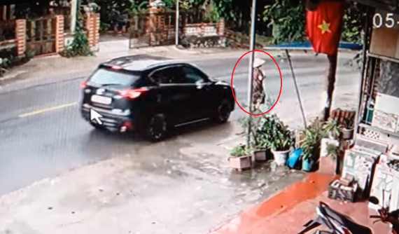 Video: Tài xế lái ô tô Mazda CX-5 tông người phụ nữ đang đi bộ rồi bỏ chạy tại Tuyên Quang