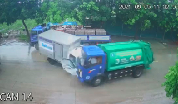 Video: Xe chở rác lao sang làn đường ngược chiều, tông trực diện ô tô tải tại Ninh Bình