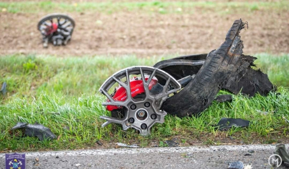 Xe Porsche 911 Carrera tông vào gốc cây, vỡ thành hàng chục mảnh rồi bốc cháy, 2 người tử vong