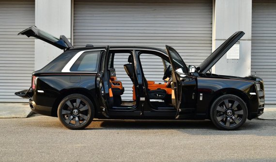 Rolls-Royce Cullinan này có màu sơn quen thuộc nhưng nội thất có thể là hàng hiếm tại Việt Nam