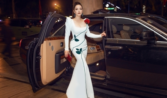 Không chỉ chung đam mê kim cương, Lý Nhã Kỳ còn sở hữu xe Rolls-Royce giống với bà Nguyễn Phương Hằng