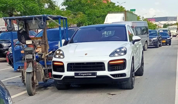 Video: Xe ba gác va chạm với Porsche Cayenne mới tinh, chưa biển số trên đường phố Hải Phòng