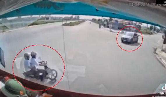 Video: Phanh "cháy lốp" để tránh xe máy sang đường ẩu, xe tải suýt đối đầu ô tô con tại Thái Nguyên