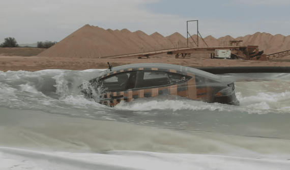 YouTuber điều khiển Tesla Model S Plaid qua chỗ nước sâu 2,1 mét để xem xe nổi hay chìm