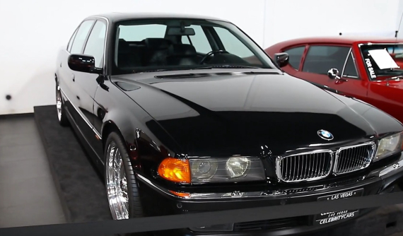 Chiếc BMW 7-Series vẫn còn nguyên vết đạn trên cửa được rao bán 3 năm mà chẳng có ai mua