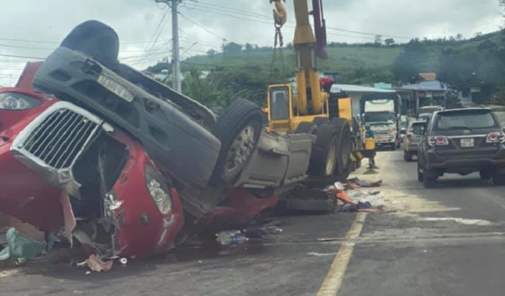 Lâm Đồng: Xe container chở hàng chục tấn phân bón lật ngửa khiến quốc lộ 20 ùn tắc hàng giờ