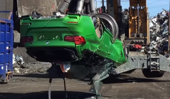 Xem video quay cảnh tiêu hủy chiếc BMW M3 được lắp ráp bằng phụ tùng của xe ăn cắp