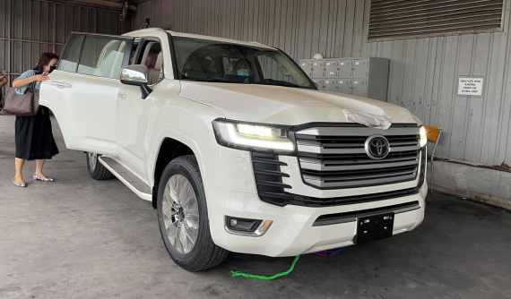 Video: Toyota Land Cruiser VX 70th Anniversary đầu tiên về nước, động cơ khác biệt so với chính hãng