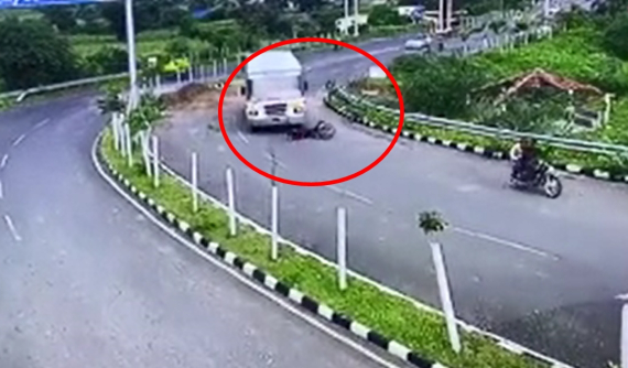 Video: Pha ôm cua như phim hành động suýt khiến thanh niên Ấn Độ trả giá bằng mạng sống