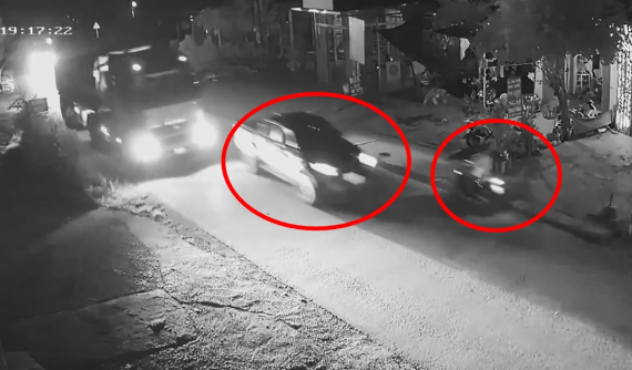 Video quay khoảnh khắc xe bán tải vượt ẩu khiến người điều khiển xe máy giật mình, té ngã