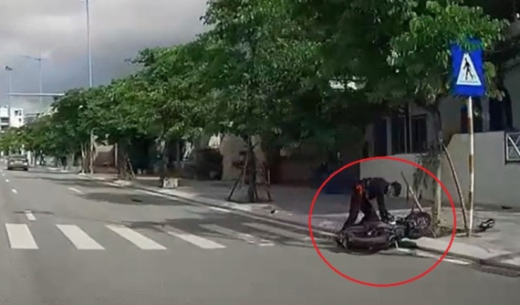 Video: Thanh niên đi xe máy đang "phóng như bay" thì lao vào gốc cây vì tránh ô tô sang đường tại Quảng Ninh
